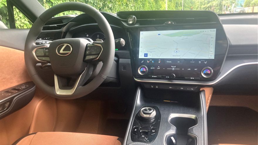 El habitáculo del RZ 450e es refinado y atrevido en algunas de sus configuraciones.