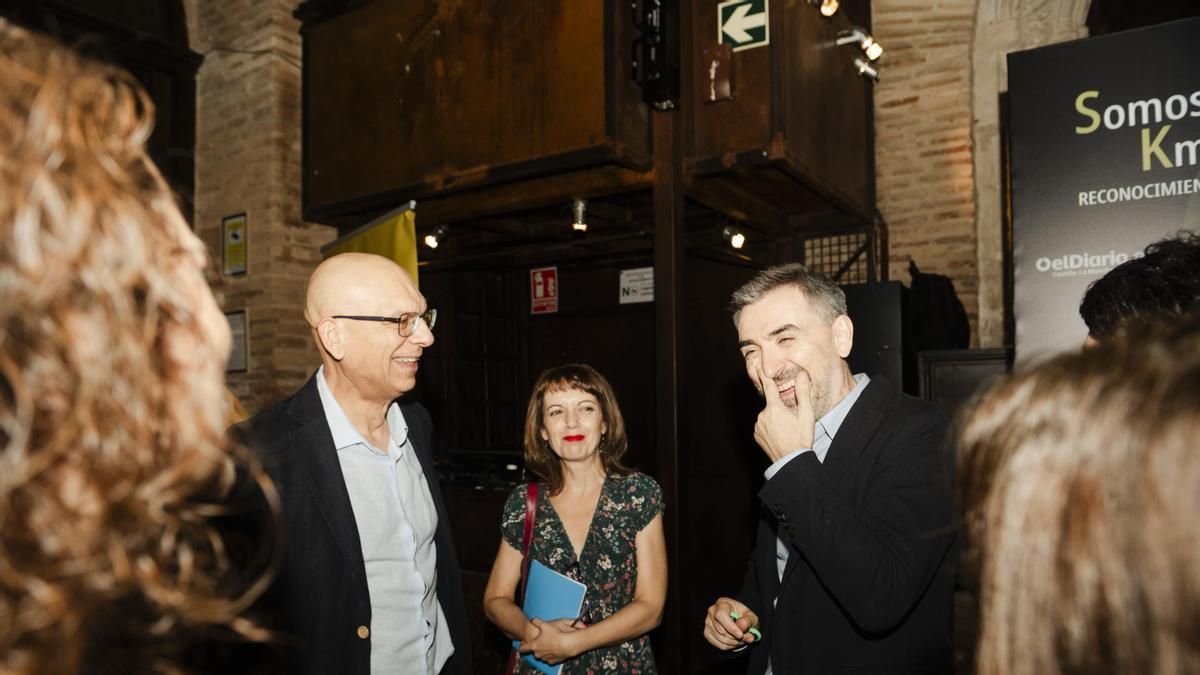 El director del Observatorio Astronómico de Yebes, Pablo de Vicente, conversa con el director de elDiario.es, Ignacio Escolar. Al fondo, la periodista Alicia Avilés