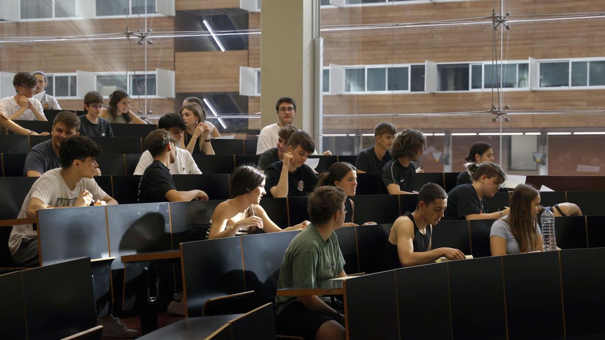 Imagen de archivo de un grupo de estudiantes en un aula de la Universidad Pompeu Fabra. EFE/Toni Albir