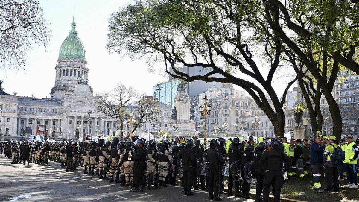 Las fuerzas de seguridad copaban la plaza mientras el Senado debatía