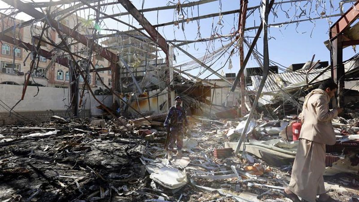 Estado en que quedó un edificio de Saná tras un bombardeo de la coalición, liderada por arabia Saudí, el pasado mes de octubre.