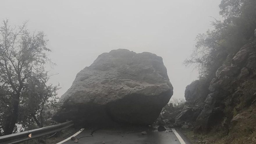 Roca de gran tamaño en la carretera entre Ayacata y Tejeda. (CABILDO DE GRAN CANARIA)