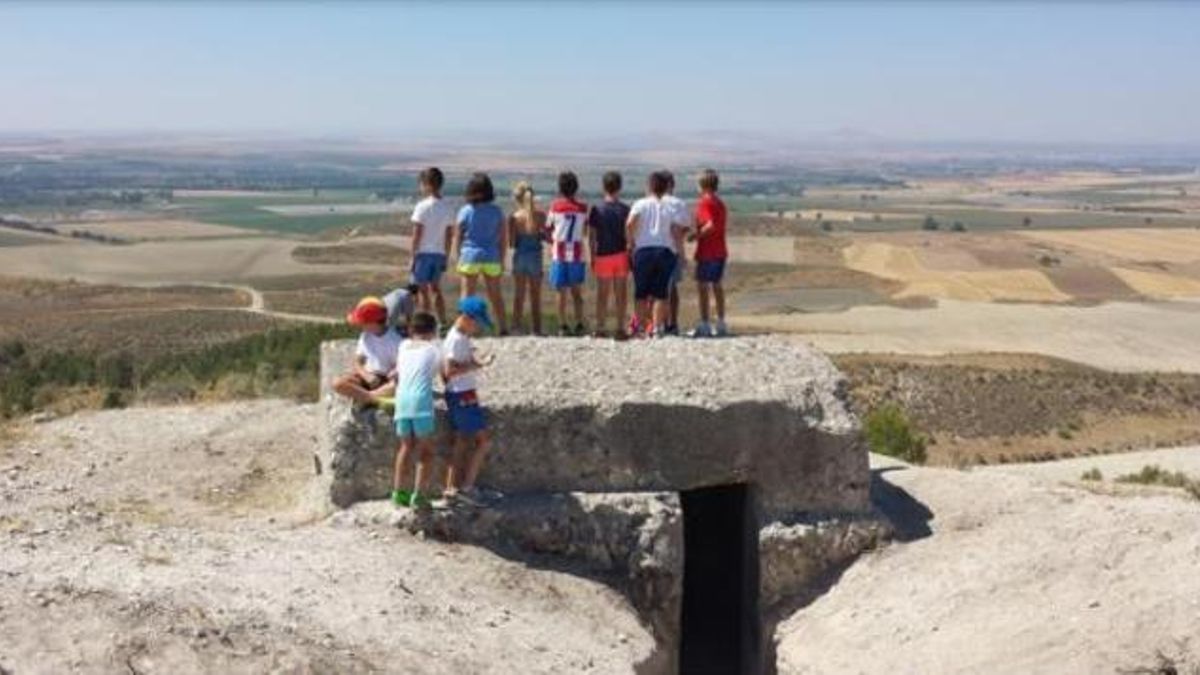 Niños visitando un yacimiento arqueológico de la guerra civil en Añover de Tajo (Toledo)