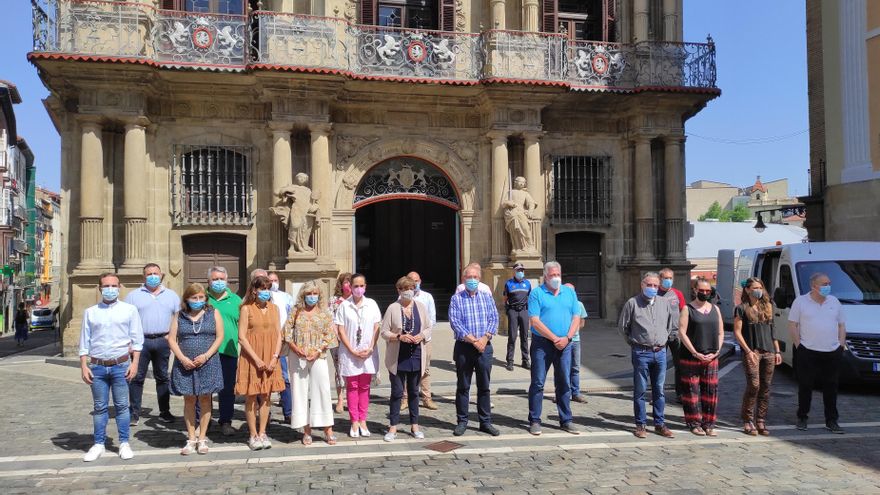 Concentración silenciosa en Pamplona en repulsa de los últimos crímenes de violencia machista.