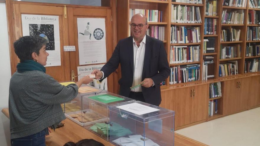 Anselmo Pestana ejerciendo su derecho al voto