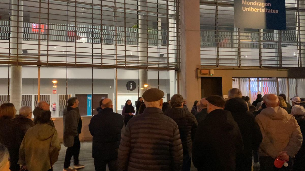 Pitidos y abucheos a la Junta de Mandos del Alarde tradicional antes de tomar la decisión ante la prensunta agresión sexual