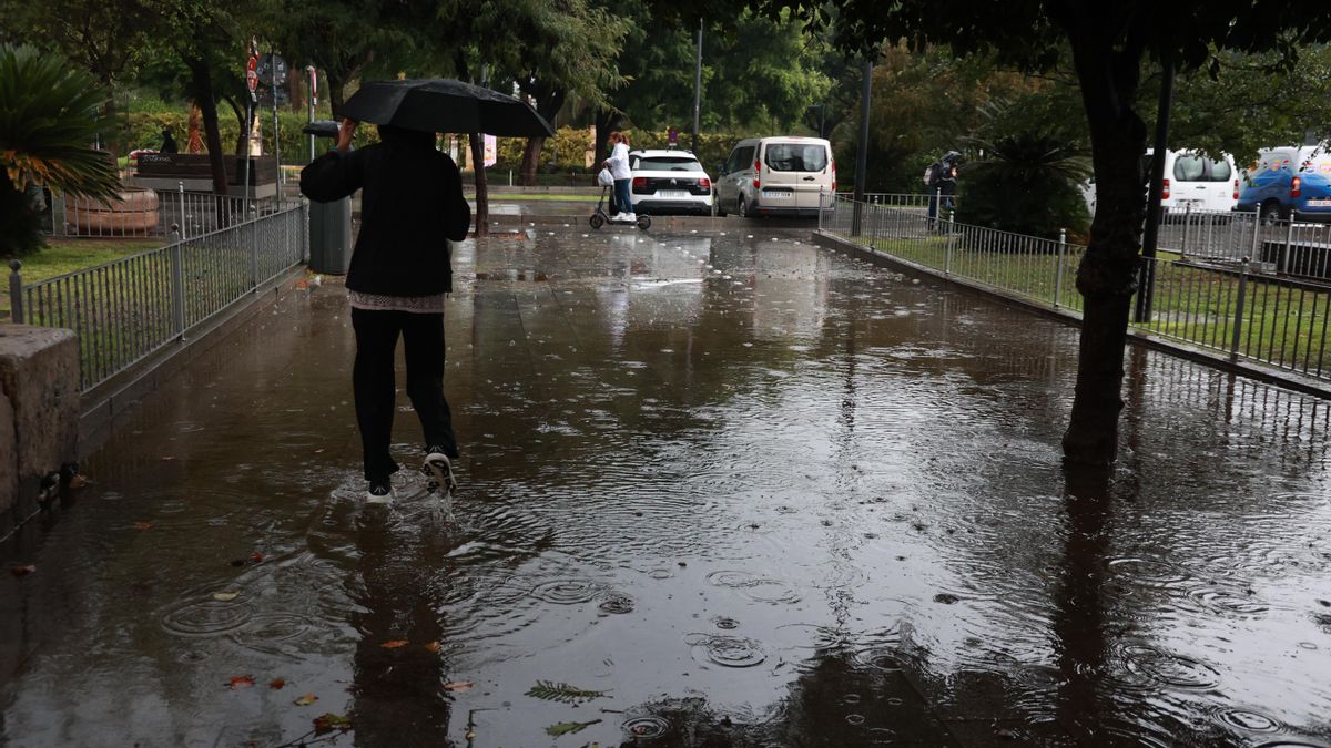 Imágenes de sevillanos refugiándose de las fuertes lluvias precipitadas en la jornada del 29 de octubre