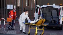Un equipo de sanitarios traslada a un paciente.