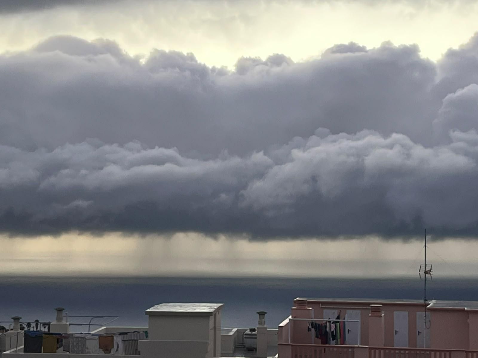 Imagen de archivo de una nube descargando frente a la costa de Breña Alta.