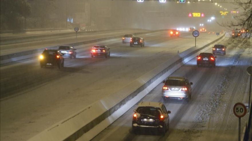 La nieve obliga a circular con precaución en la A-2 y la AP-6