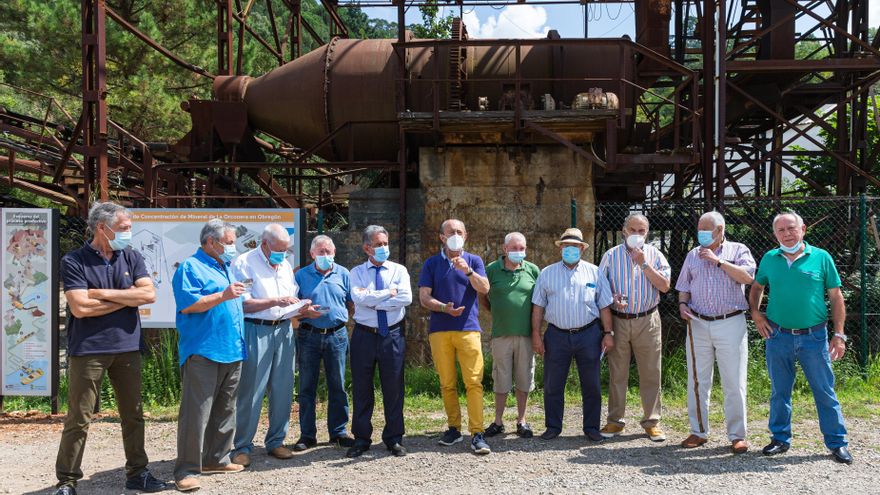 El presidente de Cantabria, Miguel Ángel Revilla, acompañado del consejero de Turismo, Javier López Marcano, entrega el carnet vitalicio del Parque de la Naturaleza de Cabárceno a los antiguos mineros