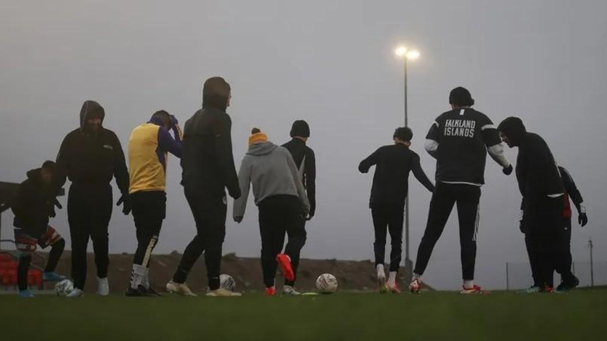 Personas participan en un entrenamiento de fútbol en septiembre de 2026 en las Islas Malvinas.