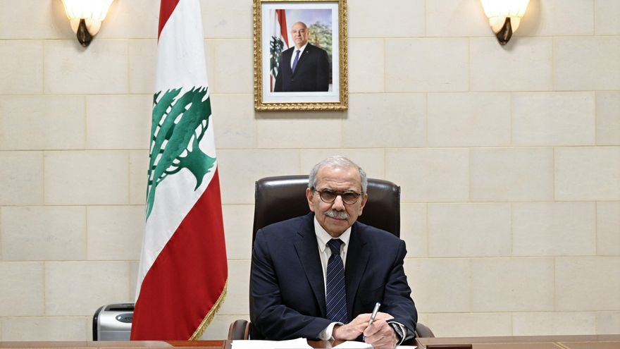 El primer ministro libanés, Nawaf Salam, posó para una foto al llegar al palacio gubernamental en Beirut, Líbano, el 11 de febrero de 2025.
