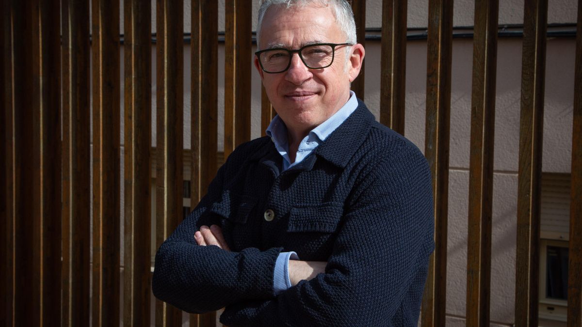 El candidato soriano Ángel Ceña, junto a la sede del partido