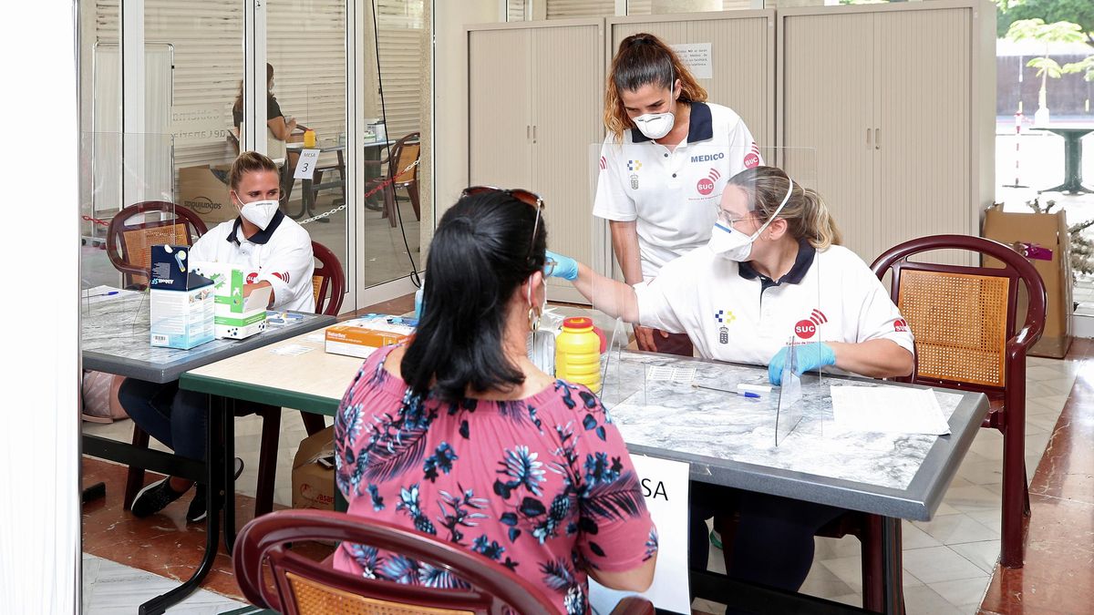 Pruebas PCR en La Isleta, uno de los barrios más afectados por el virus. (ALEJANDRO RAMOS)
