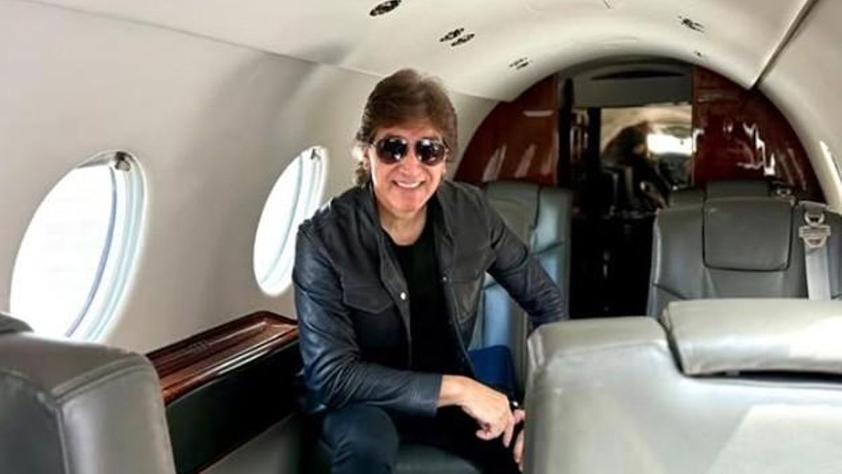 Dante Gebel, a bordo de su avión privado rumbo a Costa Rica, el 5 de marzo pasado