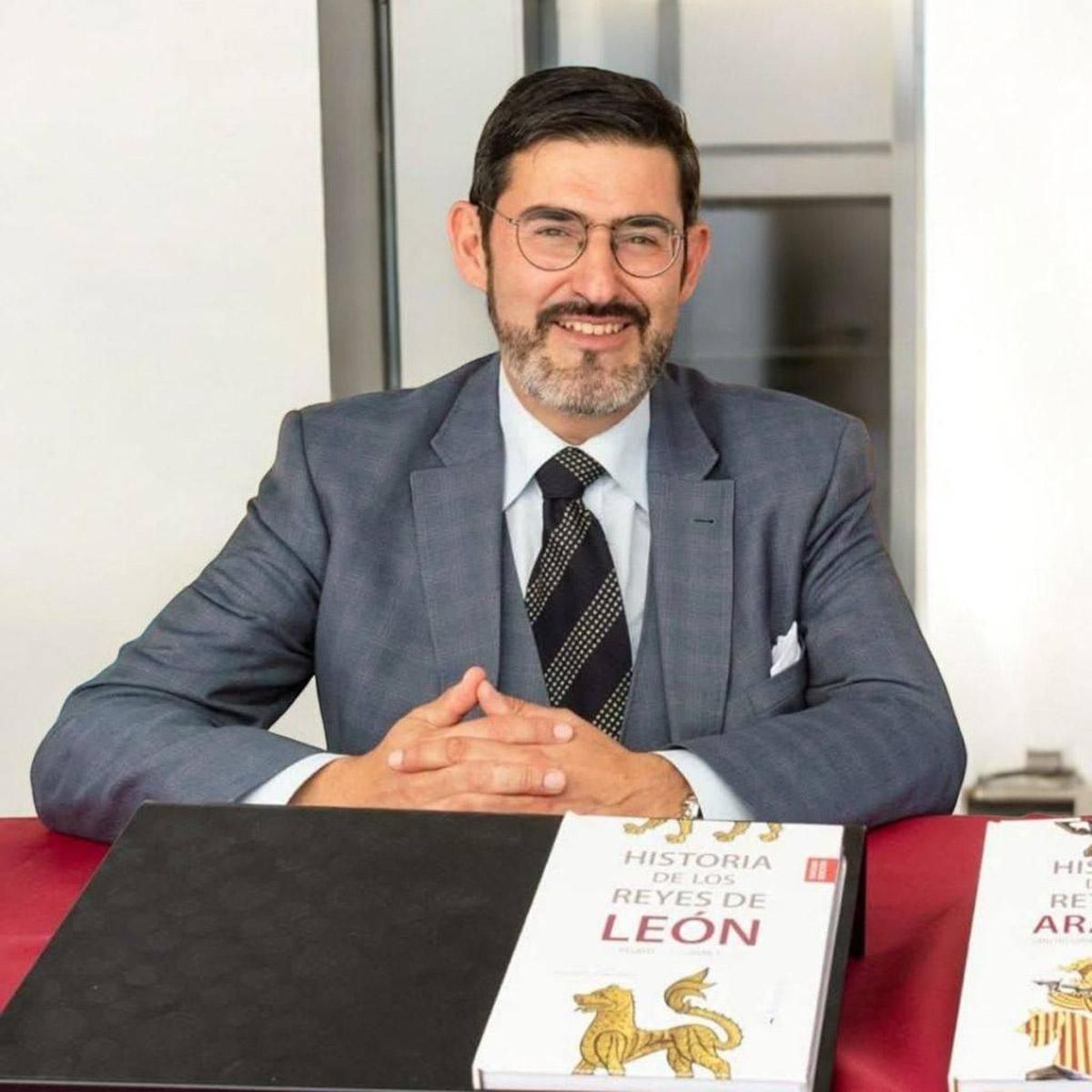 Ricardo Chao Prieto con su libro 'Historia de los reyes de León'.