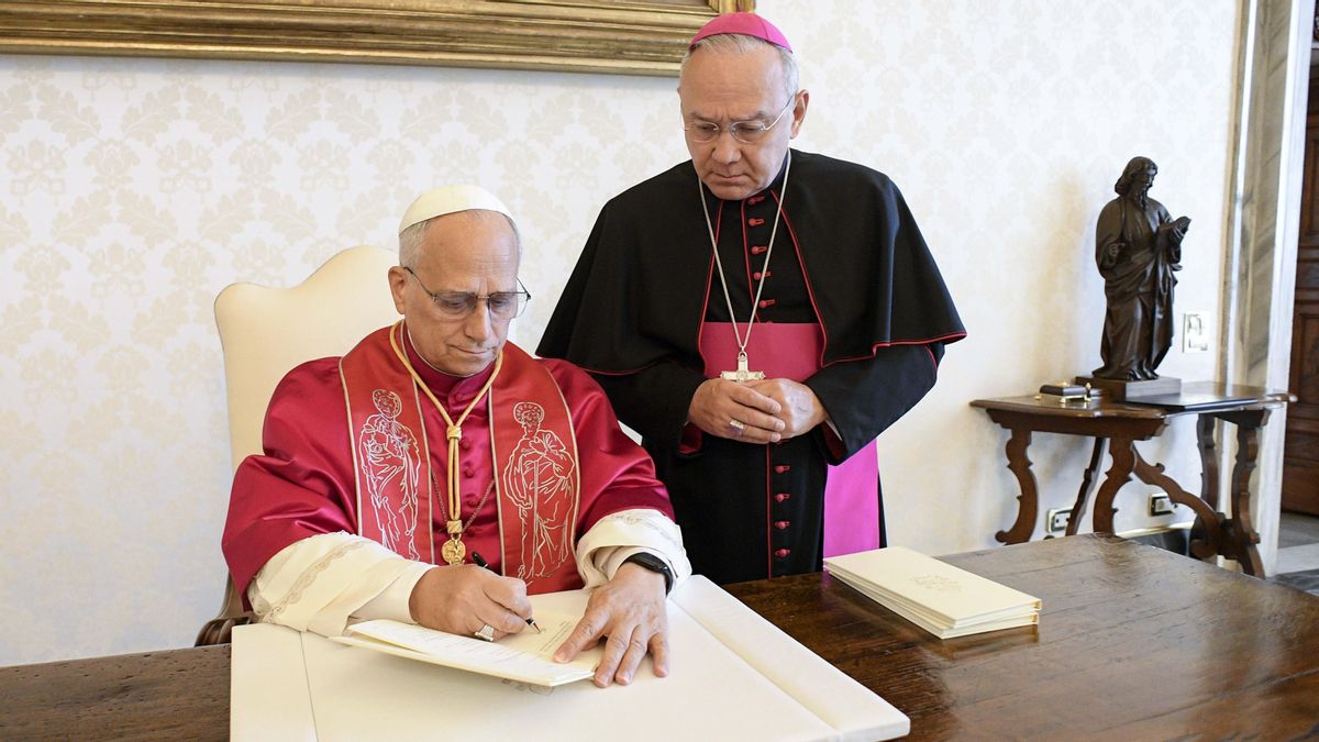 El papa León XIV firma la exhortación apostólica con el título 'Dilexi te'.