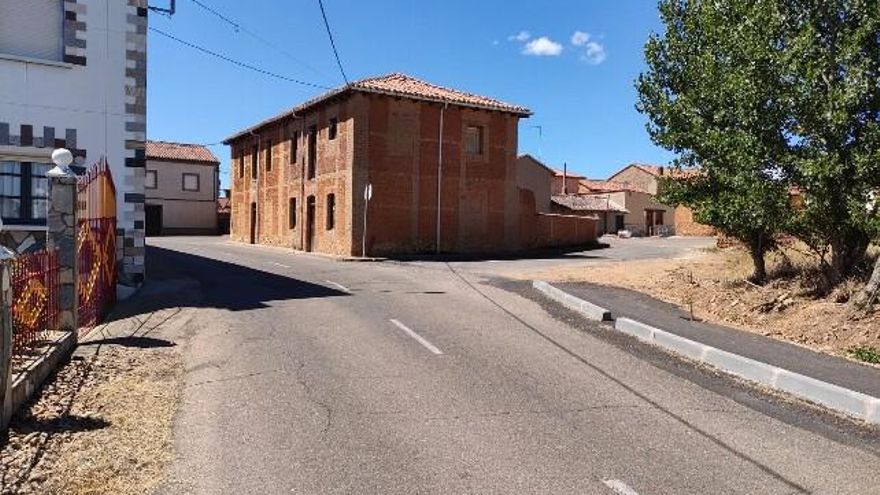 Asfaltado de calles y aceras en el municipio de Sariegos.