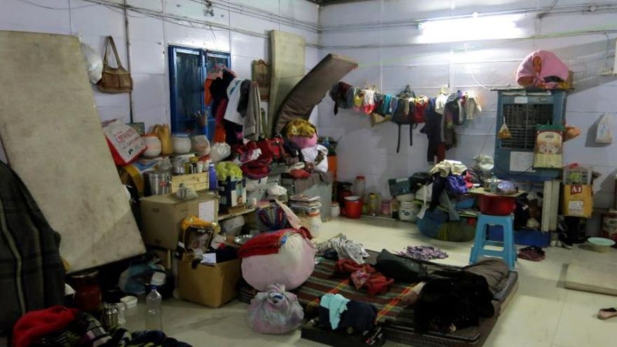 Vista parcial del interior de un refugio de mujeres, facilitado por el Gobierno indio y varias ONGs, en el corazón de Nueva Delhi, India, este lunes. Miles de personas sin hogar prefieren vivir en las calles de la capital a la espera de recibir ayuda de los transeúntes durante uno de los inviernos más fríos de la historia debido a la "inseguridad" que sienten en dichos centros.