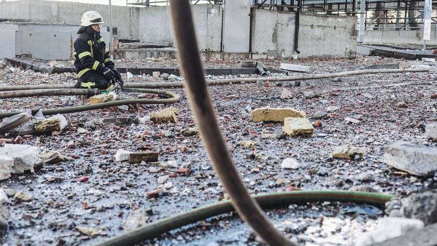 Un bomberos en las inmediaciones del edificio civil bombardeado, en una zona residencial, a 26 de febrero de 2022, en Kiev (Ucrania).