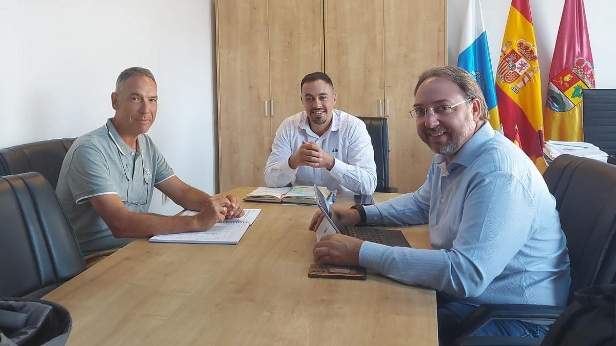 Reunión  del alcalde de Villa de Mazo, Idafe Hernández  (c); el consejero de Empleo del Cabildo de La Palma, Fernando González Negrín (d), y el profesor de la Universidad de La Laguna Vicente Zapata.