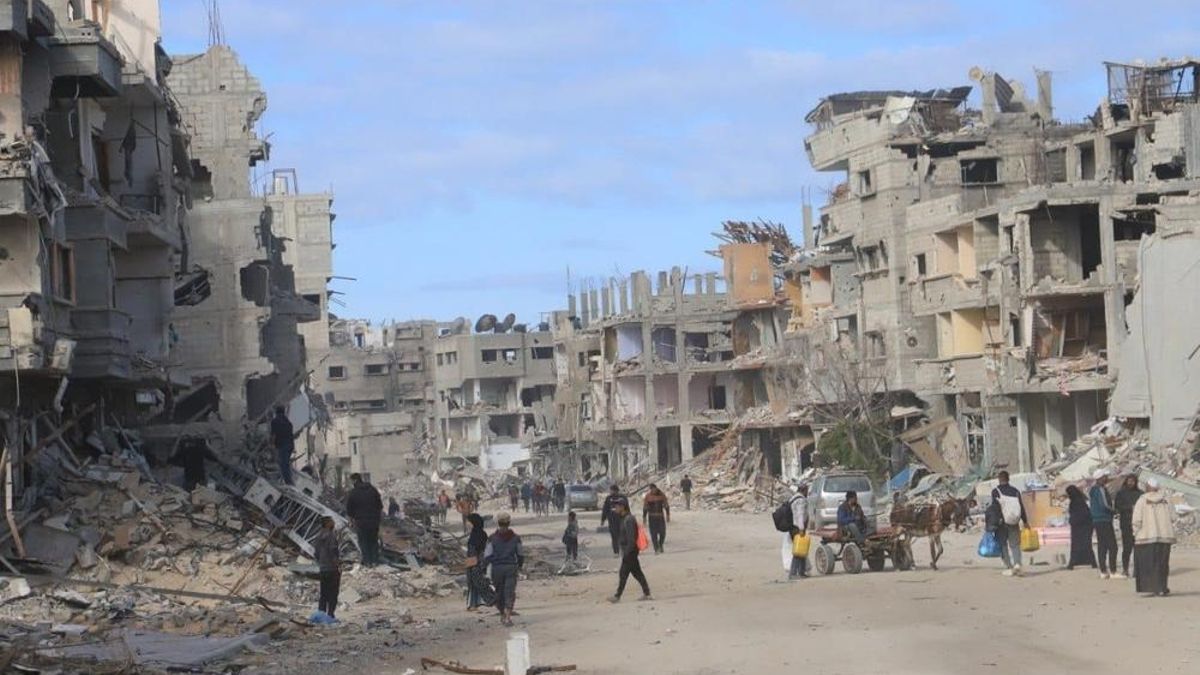 Varias personas regresan a la ciudad de Rafah, en el sur de Gaza, en una imagen de Mariam Abu Dagga.