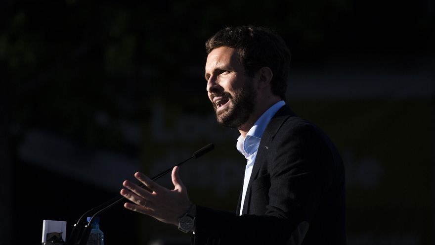 El presidente de PP, Pablo Casado, en el acto de pegada de carteles del PP de cara a las elecciones madrileñas, a 17 de abril de 2021, en Madrid (España).