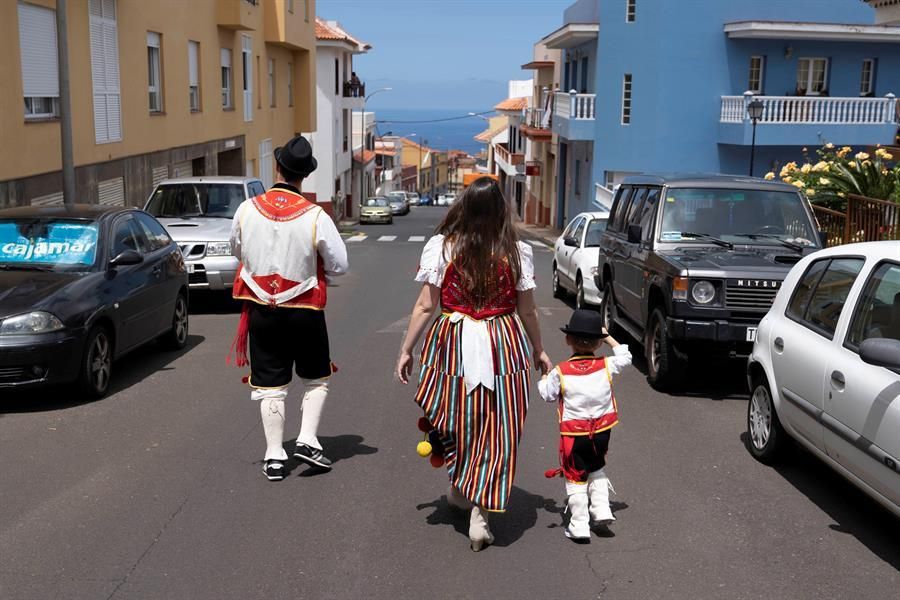 Un niño, en la inusual romería de San Marcos de Tegueste en el primer día en que los menores pueden salir a las calle