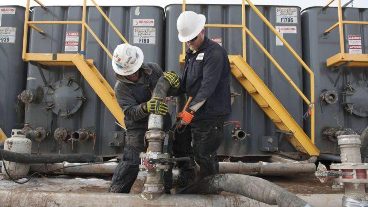 Dos operarios trabajan en una planta que utiliza metodo de extracción por fracking. | Irekia