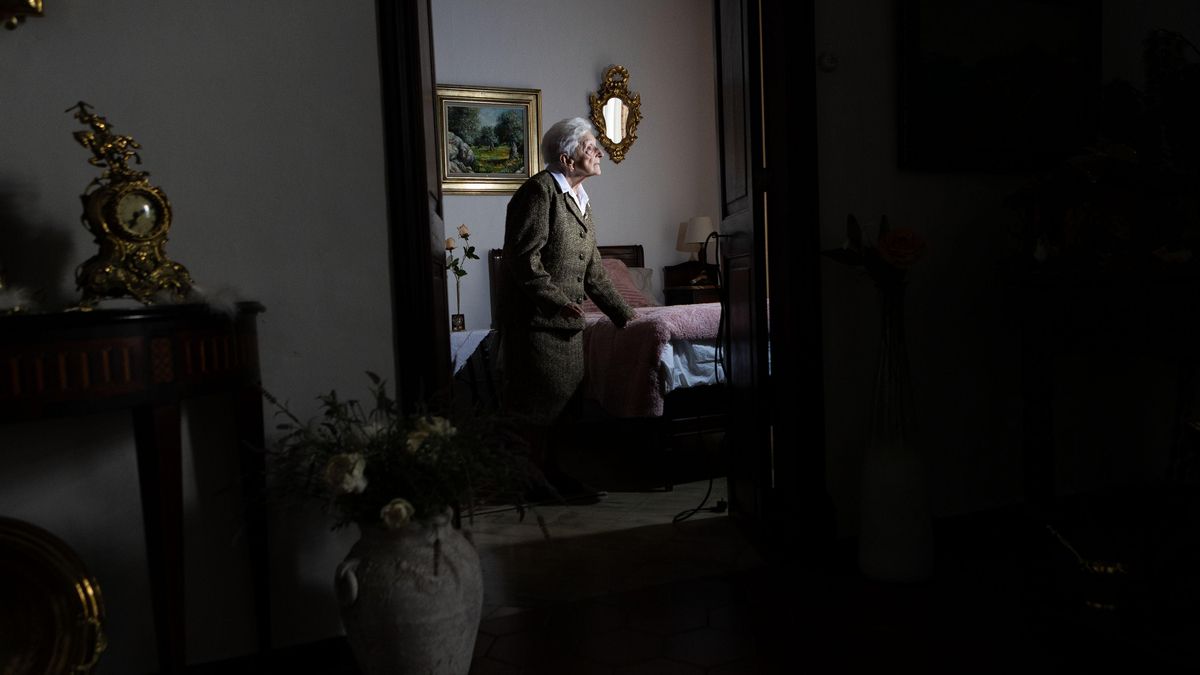 La ahijada de Ferrer Madariaga, en su habitación, pensativa