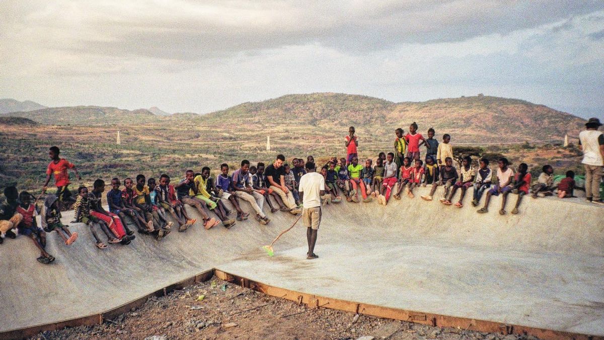 La expectación fue máxima durante las obras de construcción del skatepark en Konso que realizaron en colaboración con la comunidad.