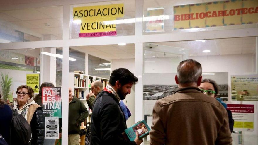 Una asociación vecinal de Vallecas denuncia su expulsión de un mercado municipal y el fin de su biblioteca popular
