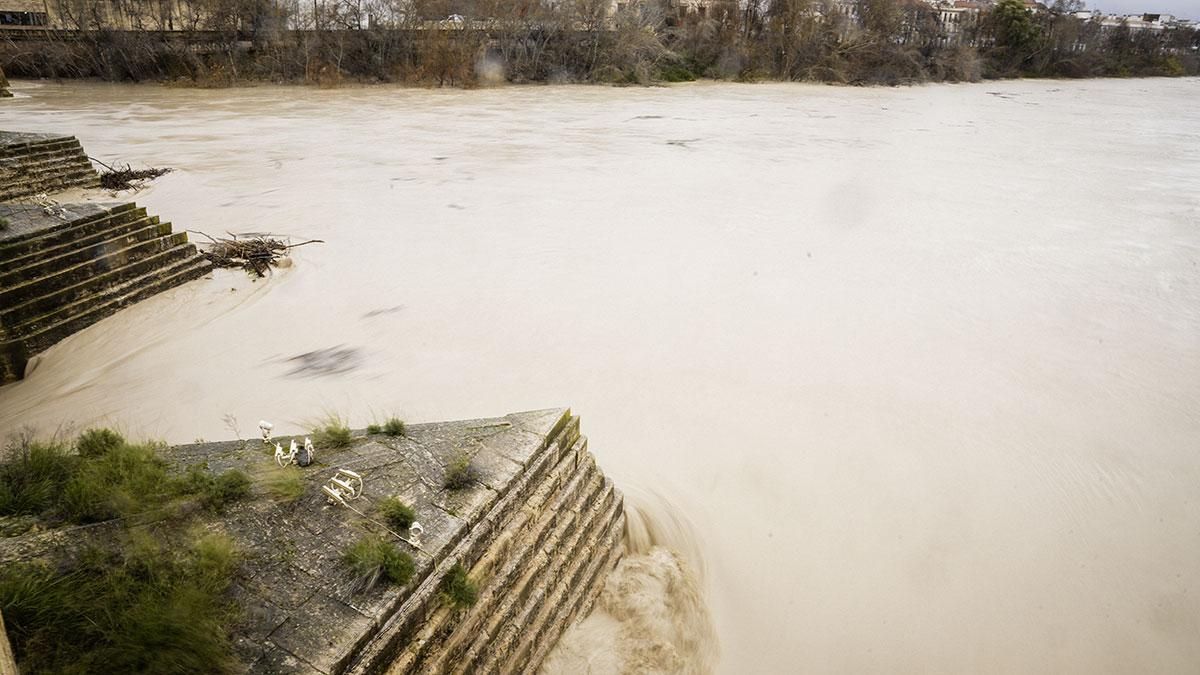 El cauce del río Guadalquivir sigue subiendo a su paso por Córdoba