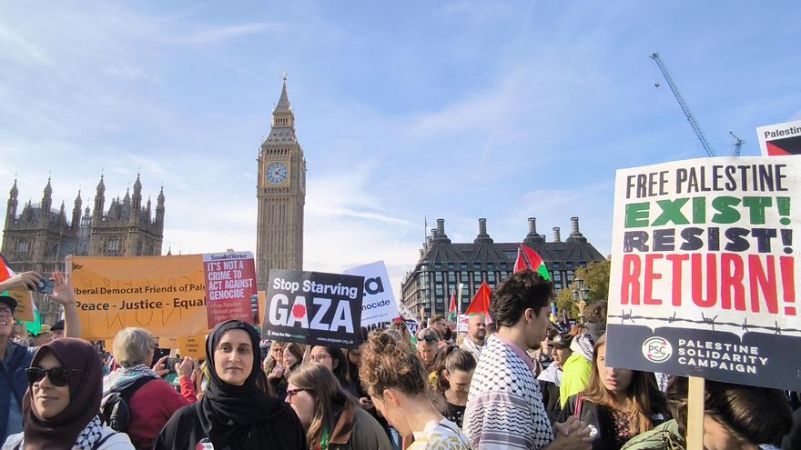 Cientos de miles de personas marchan por Palestina en Londres tras alto el fuego en Gaza EFE/ Guillermo Garrido