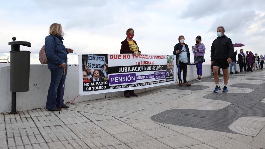 Una de las pancartas en la cadena humana de Las Palmas de Gran Canaria. ALEJANDRO RAMOS.