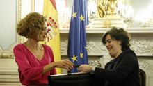 Meritxell Batet, ministra de Política Territorial y Función Pública, toma posesión de su cartera con Soraya Sáenz de Santamaría. Foto: Europa Press