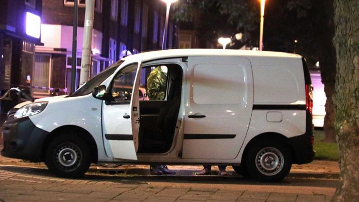 La policía investiga una furgoneta con matrícula española, cargada con bidones de gas, que esta ubicada en las inmediaciones de la sala de conciertos Maassilo, debido a una amenaza terrorista en Rotterdam.