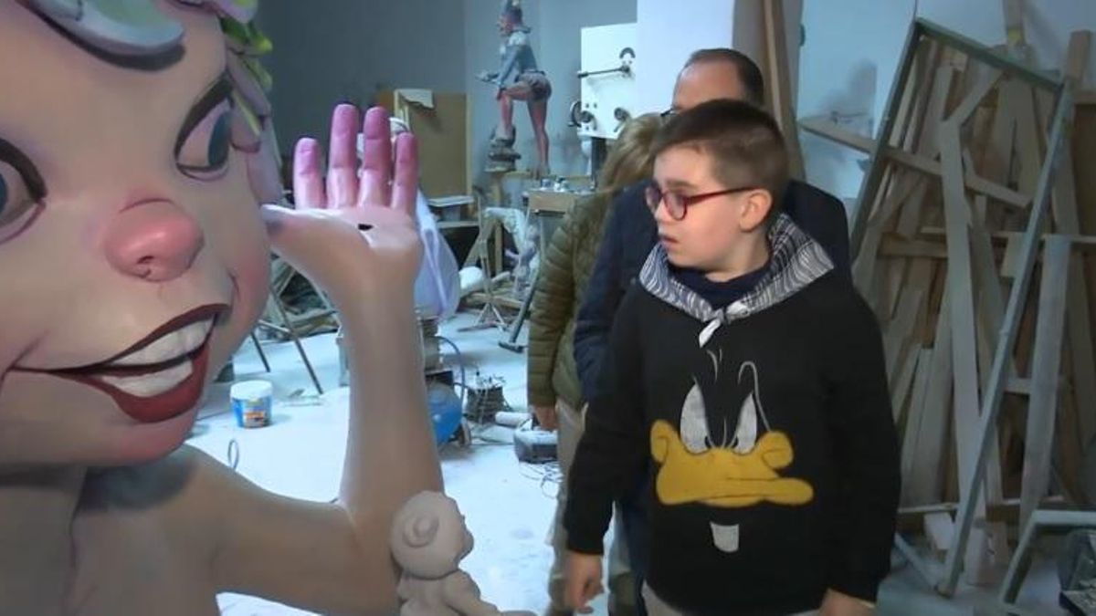 David Martínez junto a su falla.