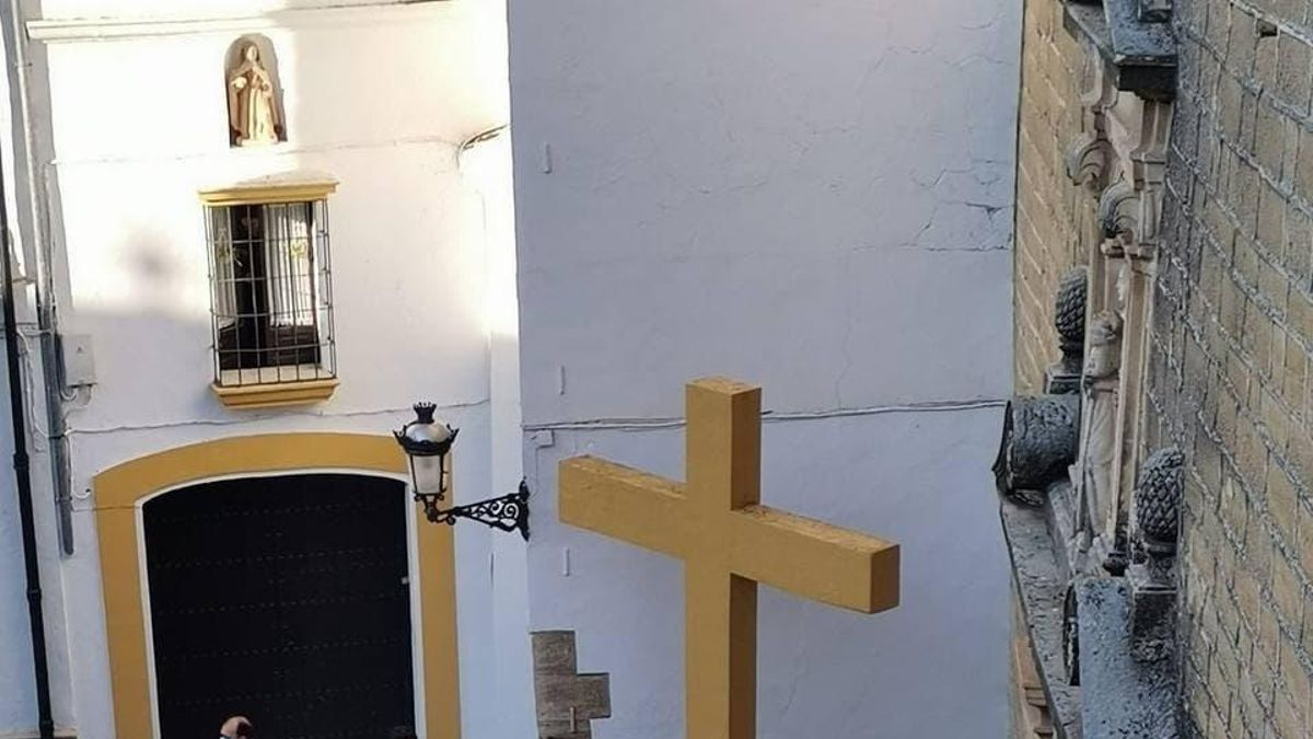 Vecinos y la Policía Local ante la Cruz del Llanito de las Descalzas en Aguilar de la Frontera, pendiente de derribo.