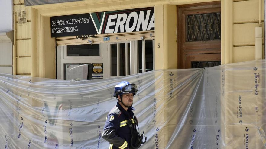 Los vecinos desalojados por el socavón del Putxet de Barcelona no regresarán a sus casas al menos hasta el sábado