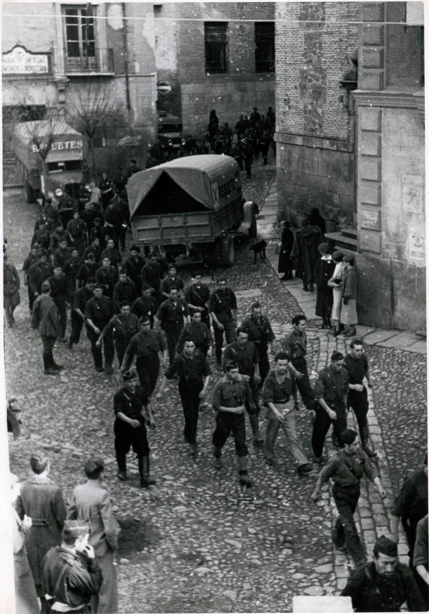 Tropas requetés por la plaza de San Vicente en Toledo,  ciudad donde en noviembre de 1936 se estableció Radio A-Z