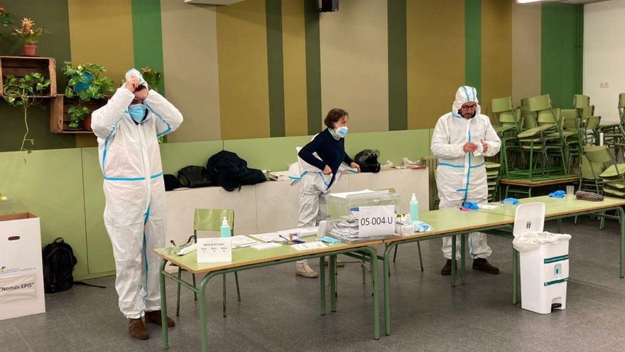 Los miembros de una mesa se ponen el EPI en un colegio de Barcelona