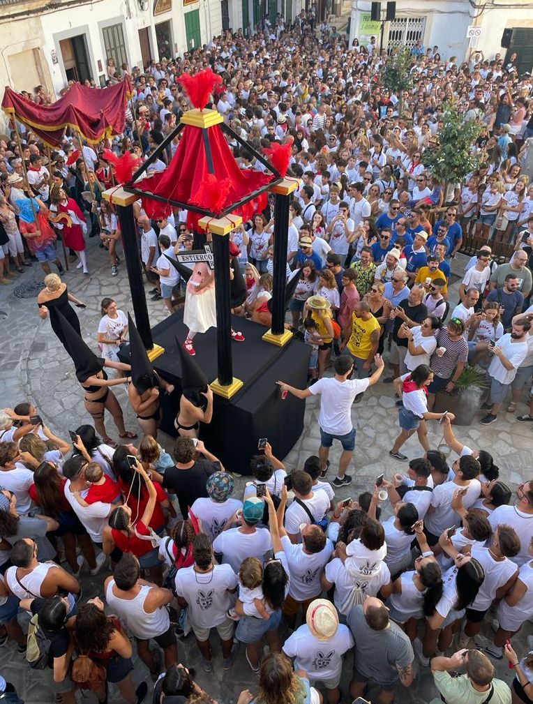 "Siendo una persona binaria, y sobre todo un hombre, no se llevarían las manos a la cabeza, ¿verdad?", lamenta el creador