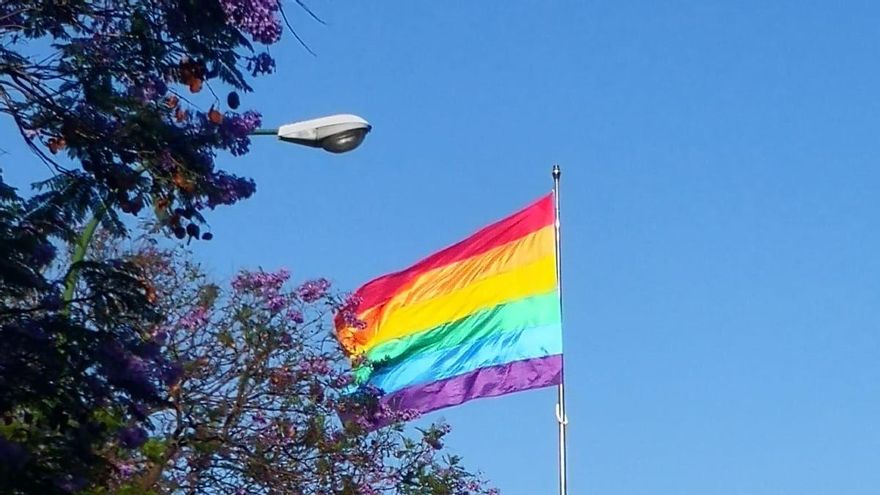 El alcalde de Sevilla garantiza que la bandera LGTBI lucirá en "edificios emblemáticos" de la ciudad