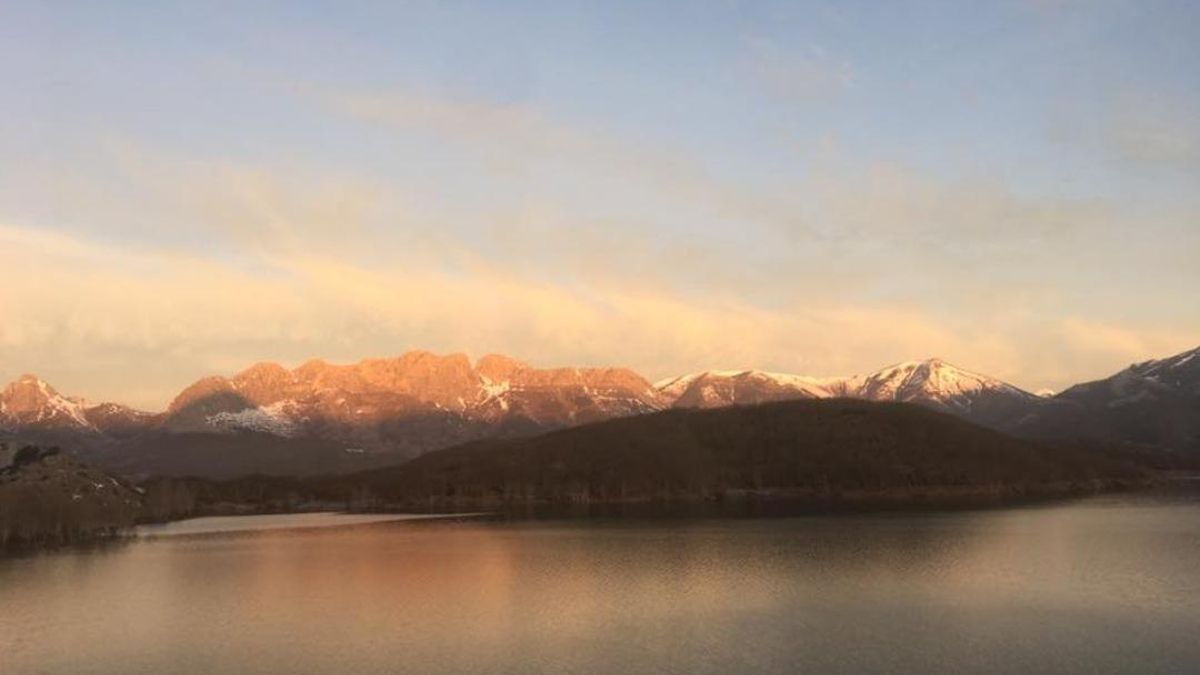 Imagen de archivo de un amanecer en el pantano del Porma.