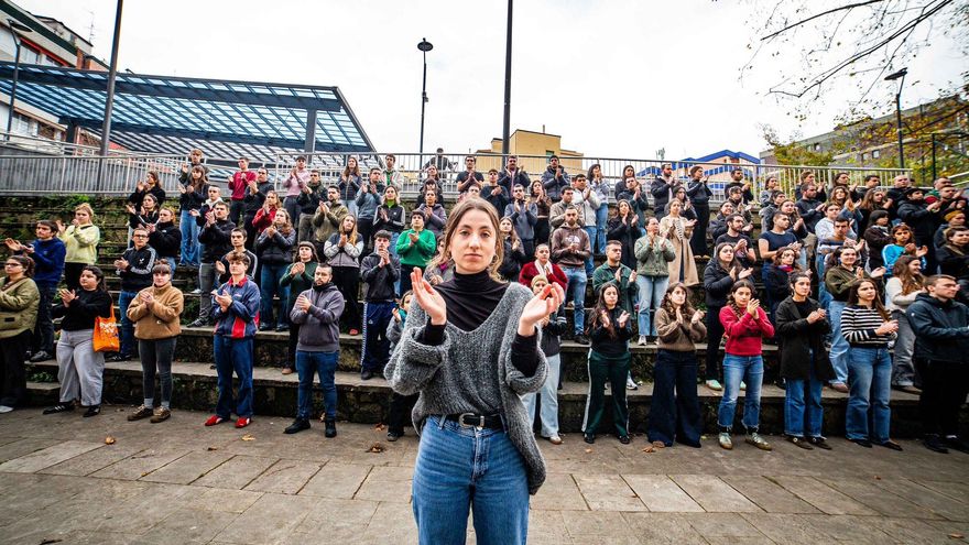 Ernai reivindica sus actos contra la bandera de España, el toro de Osborne y el PP dentro de su lucha "contra el fascismo"