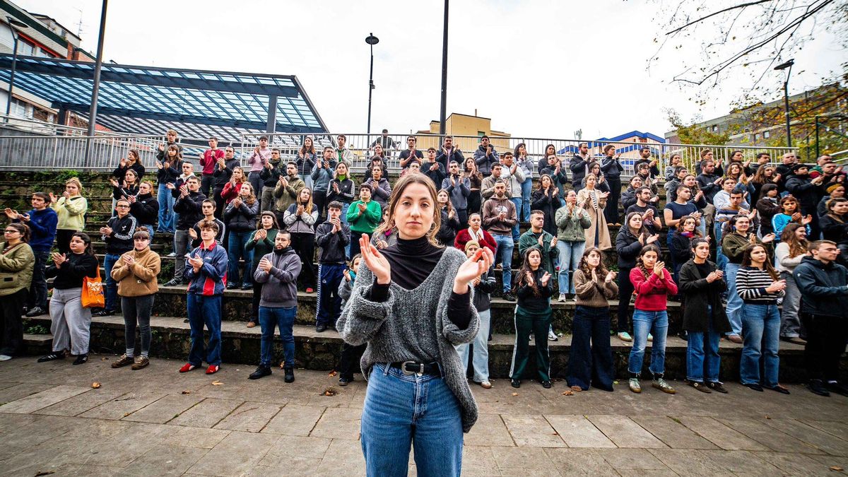 Ernai reivindica sus actos contra la bandera de España, el toro de Osborne y el PP dentro de su lucha "contra el fascismo"
