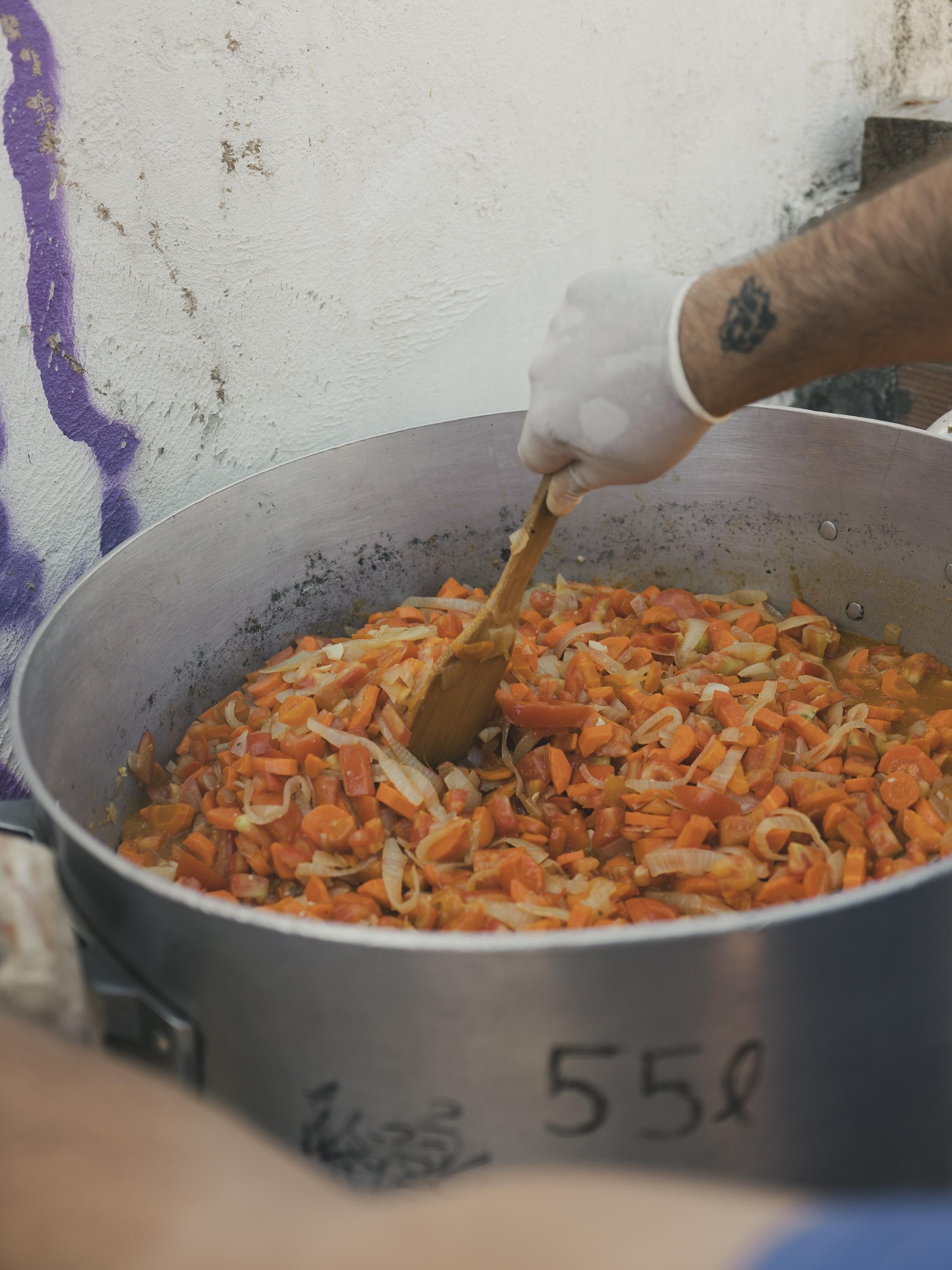Potaje de verduras y proteína vegetal preparado en Ceuta por activistas sociales por los derechos humanos y de los animales no humanos para alimentar a personas en situación de movilidad.