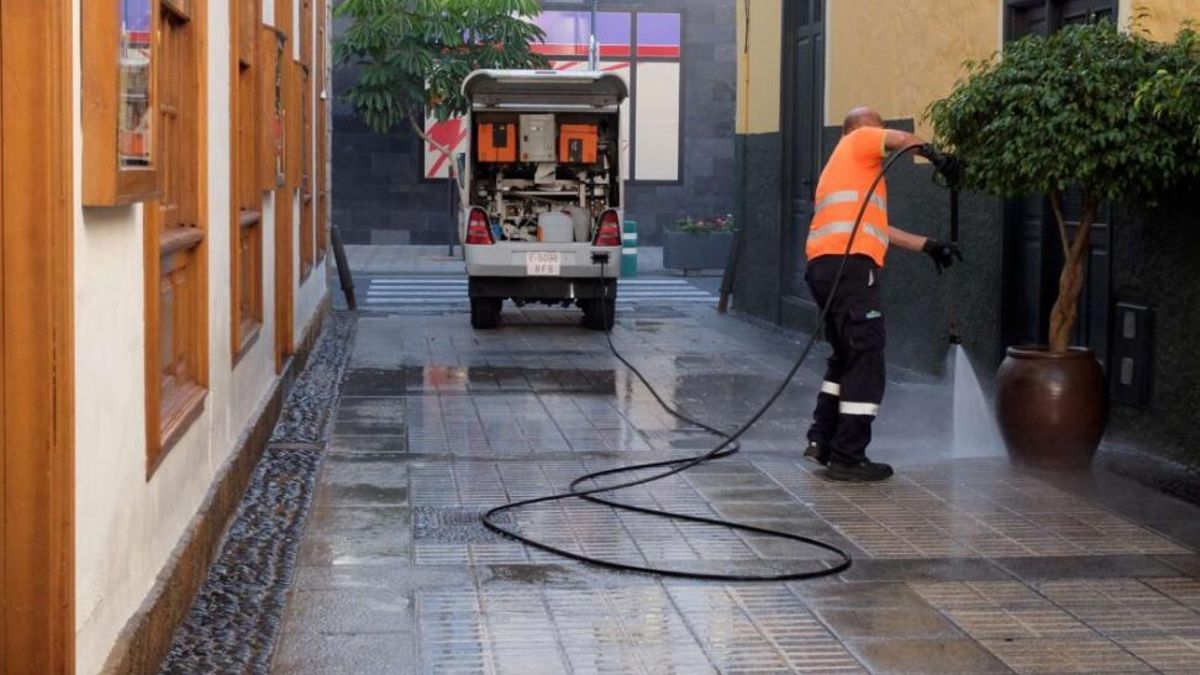 Un trabajador de la limpieza en Puerto de la Cruz, Tenerife